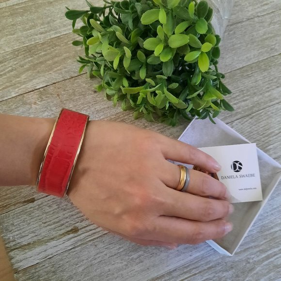 Daniela Swaebe Crimson Red Crocodile Inlay Wide Hinge Bangle - Goldtone, New! - Picture 8 of 16